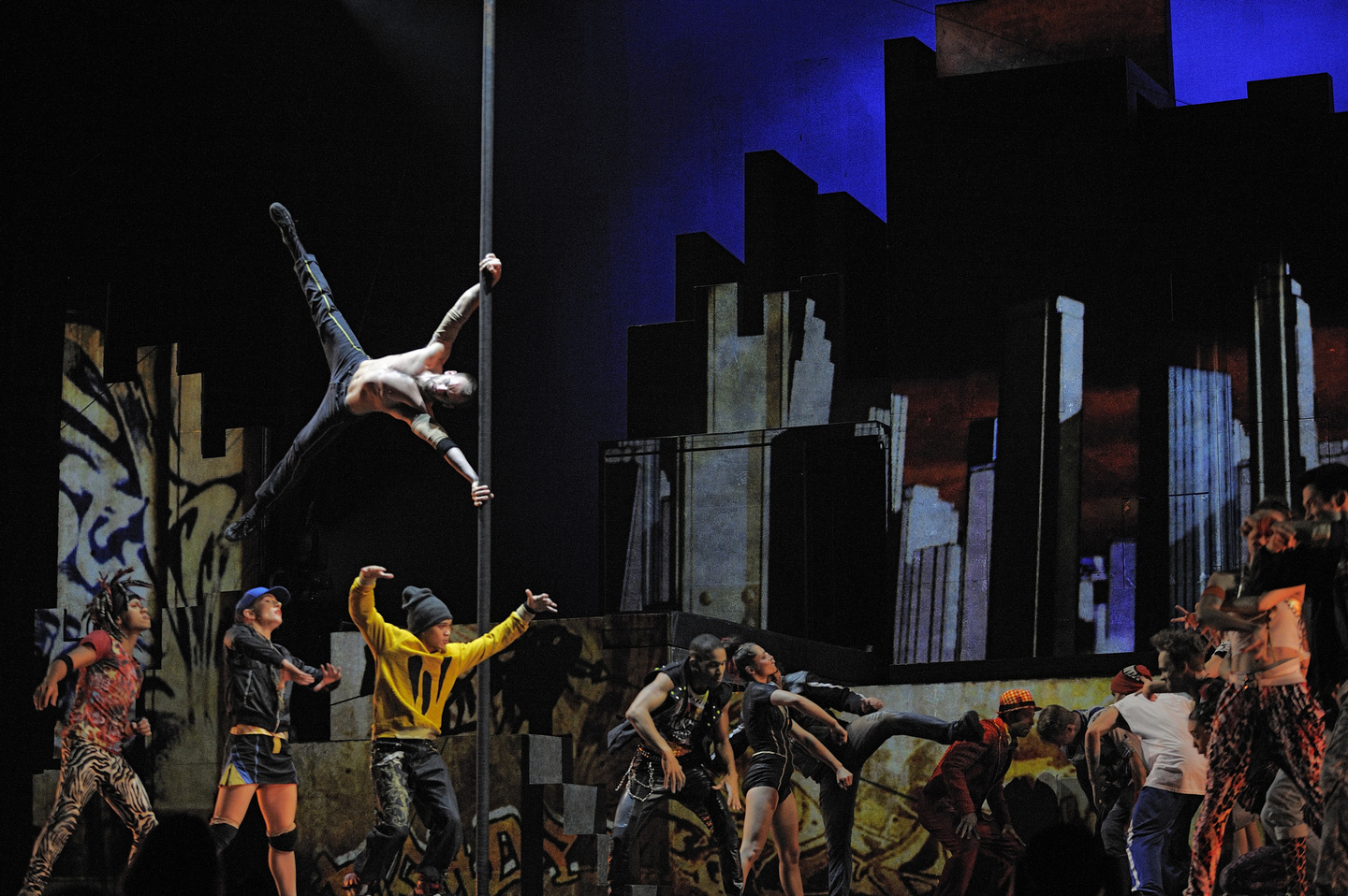 MAC - CirqueEloize_iD_ChineseMast2014.jpg